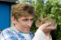 Löwenzahn – Ein süßes Kaninchen und seine Familie haben sich im Garten von Fritz Fuchs breit gemacht.