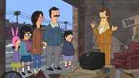 Bob's Burgers – Onkel Ernie ist verstorben und vererbt Bob (3.v.r.) einen Lagerraum. Linda (3.v.l.), Louise (l.), Gene (2.v.r.) und Tina (2.v.l.) stellen sich vor, dass sie mit lauter Schätzen gefüllt ist. Doch stattdessen finden sie einen Mann namens Chet (r.), der im Lager wohnt ...