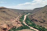 Magischer Maghreb – An der Gebirgskette des Hohen Atlas bewohnen seit Jahrhunderten Berberfamilien die Canyonschluchten und kultivieren die Flussläufe mit Dattel-, Oliven- und Mandelbäumen.