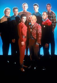 Star Trek - Deep Space Nine – Lt. Commander Worf (Michael Dorn), Chief O'Brien (Colm Meaney), Doktor Julian Subatoi Bashir (Alexander Siddig), Quark (Armin Shimerman), Odo (Rene Auberjonois), Major Kira (Nana Visitor), Lt. Commander Jadzia Dax (Terry Farrell),Captain Sisko (Avery Brooks), Jake Sisko (Cirroc Lofton).