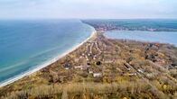Besetzt. Gesperrt. Verschlossen. Die verbotene Insel Wustrow – Die Ostsee- Halbinsel Wustrow in der Mecklenburger Bucht zwischen Rostock und Wismar,gemeinsam mit Rerik (am Bildende). Schon für drei Menschengeneration ist das Betreten hier eingeschränkt oder verboten.