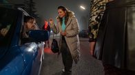 Aktenzeichen XY... Cold Cases – Nachgestellte Szene: Eine junge Frau prostituiert sich gelegentlich auf dem Straßenstrich. Eines Abends steigt sie zu ihrem Mörder ins Auto.