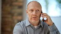 Die Eifelpraxis – Chris (Simon Schwarz) macht sich Sorgen um seinen Patienten.