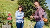 Servus Schwiegermutter – ARD Degeto SERVUS, SCHWIEGERMUTTER! Uhr im ERSTEN, online first ab Mittwoch (27.10.21) in der ARD MEDIATHEK Toni (Adnan Maral) und Farah (Åžiir EloÄŸlu) mÃ¶gen sich nicht. Â