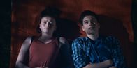 Silverpoint – Mit ihrer Gedankenkraft haben Louis (Oliver Cunliffe, r) und Bea (Aoife Hughes, l.) den Tag zur Nacht gemacht. Und Louis erzählt ihr über die fantastische Welt der Sterne.