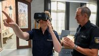 SOKO Wismar – Das Opfer war Teilhaber der Event-Agentur "Wismondo-Tours", die derzeit ein Virtual-Reality-Projekt entwickelt. Polizeihauptmeisterin Paula Moorkamp (Stella Hinrichs, l.) testet einen Prototypen der VR-Brille, während ein Polizist (Komparse, r.) für ihre Sicherheit sorgen soll. Wird ihr Ausflug in die virtuelle Realität reibungslos verlaufen?