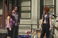 How I Met Your Mother – Doppelgänger? Barney (Neil Patrick Harris, r.) begegnet Marshall (Jason Segel, M.) und Lily (Alyson Hannigan, l.) als estnischer Straßenakrobat ...