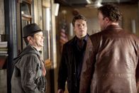 Castle – Det. Marc Gibson (Christopher Rivera, l.) und Det. Ethan Slaughter (Adam Baldwin, r.) nehmen Richard Castle (Nathan Fillion, M.) aufs Korn ...