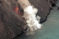 Leben mit Vulkanen – Kleinere Ausbrüche sind am Stromboli an der Tagesordnung. Bei einer größeren Eruption im Dezember 2002 wälzten sich über sechs Monate lang neue Lavaströme über die Flanken des Vulkans und bewegten sich meerwärts.