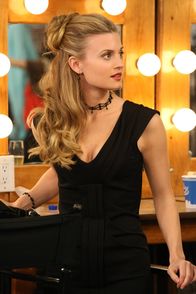 Two and a Half Men – Wie wird Kate (Brooke D'Orsay) auf die Beichte von Walden reagieren?; Wie wird Kate (Brooke D'Orsay) auf die Beichte von Walden reagieren?