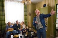 Sauerkrautkoma – Provinzpolizist Franz Eberhofer (Sebastian Bezzel) wird nach München „strafversetzt“ und zieht zu seinem eigenwilligen Kumpel Rudi (Simon Schwarz). Papa Eberhofer (Eisi Gulp) und Oma (Enzi Fuchs) sind zu Besuch.; SWR SAUERKRAUTKOMA Uhr im SWR. Provinzpolizist Franz Eberhofer (Sebastian Bezzel) wird nach München „strafversetzt“ und zieht zu seinem eigenwilligen Kumpel Rudi (Simon Schwarz). Papa Eberhofer (Eisi Gulp) und Oma (Enzi Fuchs) sind zu Besuch.