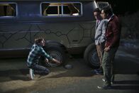 The Big Bang Theory – Ein geplatzter Reifen stellt das Know-How von Howard (Simon Helberg, l.), Leonard (Johnny Galecki, 2.v.r.) und Raj (Kunal Nayyar, r.) auf die Probe ...