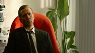 Exit – Henrik (Tobias Santelmann) erblindet zunehmend und es gibt keine Behandlungsmöglichkeit. Noch klammert Henrik sich an die Hoffnung, sein Augenlicht mit seinem Geld und den besten Ärzten der Welt retten zu können.