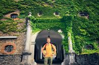 alpha-expedition: Wunderschön! – Moderator Daniel Aßmann vor Burg Schnellenberg.
