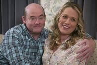 The Goldbergs – Bill Lewis (David Koechner, l.); Dolores (Jessica St. Clair, r.)