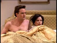 Friends – Chandler (Matthew Perry, l.) und Monica (Courteney Cox, r.) hoffen, dass Ross nichts von ihrer Beziehung bemerkt hat ..._Titel: Friends