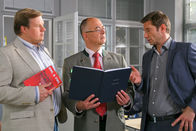 Die Rosenheim-Cops – Die Rosenheim-Cops ermitteln: Sven Hansen (Igor Jeftic, r.), Tobias Hartl (Michael A. Grimm, l.) und Polizeidirektor Gert Achtziger (Alexander Duda, m.).