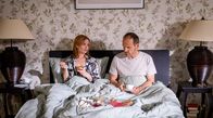 Sturm der Liebe – Katja (Isabell Stern, l.) hat einen traurigen Entschluss gefasst, von dem Markus (Timo Ben Schöfer, r.) nichts ahnt.