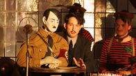 Babylon Berlin – Der Puppenspieler Regensburger (Nikolaus Habjan) tritt mit seiner satirischen Hitler-Handpuppe auf.