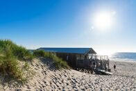 MareTV: Ganz Holland auf einer Insel - Texel – Texel, Netherlands - June 21, 2019: beach pavilion on Texel, Netherlands, with unidentified people. Texel is the largest and most populated island of the West Frisian Islands in the Wadden Sea