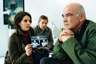 Mit Herz und Handschellen – Nina (Elena Uhlig, l.) und Leo (Henning Baum, M.) treffen Trainer Unzer (Peer Jäger, r.) in der Wohnung des Verstorbenen an. Er hatte Rick Römer schon als Kind bei sich aufgenommen und ihn wie einen eigenen Sohn behandelt.