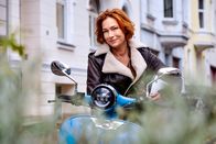 Billy Kuckuck - Angezählt – Billy Kuckuck (Aglaia Szyszkowitz) ist neuerdings per Roller unterwegs.