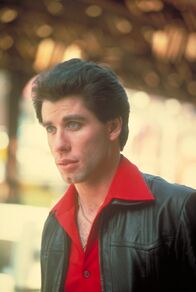 Saturday Night Fever – Tony Manero (John Travolta) ist ein junger italoamerikanischer Mann aus Bay Ridge, Brooklyn, und Angestellter in einem Farbengeschäft.Sein wöchentlicher Höhepunkt ist der Besuch der Diskothek 2001 Odyssey in Manhattan.