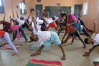 GEO Reportage – Die 16-jährige Soguna korrigiert kleine Yoga-Kids in Bellur im Süden Indiens, dem Geburtsort des verstorbenen Yoga-Meisters Iyengar.