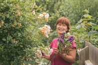 Querbeet – Moderatorin Sabrina Nitsche beim Schneiden eines sommerlichen Blumenstraußes im Querbeet-Garten.