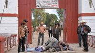 El Narco – Vorne, l-r: Benny García (Damián Alcázar), El Cochiloco (Joaquín Cosio), El J.R. (Mauricio Isaac), Don José Reyes (Ernesto Gómez Cruz), La Muñeca (Alfonso Figueroa), El Huasteco (Jorge Zárate)
