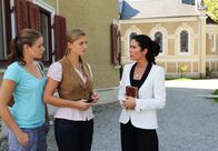 Sturm der Liebe – ARD STURM DER LIEBE FOLGE 1397 Uhr im ERSTEN. Theresa (Ines Lutz, M., mit Simone Ritscher, r.) beschließt, mit Gitti (Kathleen Fiedler, l.) nach Moritz zu suchen.