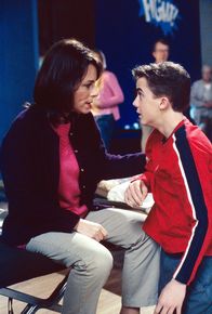 Malcolm mittendrin – Lois (Jane Kaczmarek, l.) und Malcolm (Frankie Muniz, r.) finden den Aufenthalt in der Schulturnhalle unausstehlich ...