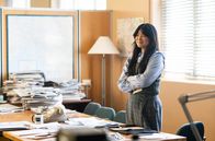 Die Newsreader – Im Gegensatz zu den landesweit bekannten Nachrichtensprechern kennt kaum jemand die Menschen hinter den Kulissen, wie Noelene (Michelle Lim Davidson), die den Laden am Laufen halten.