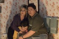 Young Sheldon – Ein Tornado schweißt Meemaw (Annie Potts, l.), Georgie (Montana Jordan, M.), George Sr. (Lance Barber, r.) und den Rest der Familie enger zusammen ...