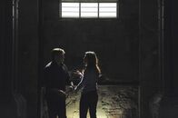 Castle – Nachdem sie sich mit Handschellen aneinander gekettet in einem Raum wiederfinden und weder Kate (Stana Katic, r.), noch Richard (Nathan Fillion, l.) eine Ahnung haben, was passiert ist, versuchen sie die Bruchstücke ihrer Erinnerungen zusammenzufügen.