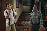 Two and a Half Men – Lyndsey möchte mit Alan (Jon Cryer, r.) zusammenziehen - er bittet um Bedenkzeit. Obwohl er Charlie (Charlie Sheen, l.) anvertraut, dass er Lyndsey nicht wirklich liebt, sieht der seine Chance, Alan endlich loszuwerden ...