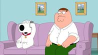 Family Guy – Als Quagmire versehentlich mit seinem Handy, das in seiner Hosentasche verstaut ist, Peter (r.) anruft, belauscht dieser ein Gespräch zwischen Quagmire und seinem Vater. Die Information darin schockiert Peter so sehr, dass es zu einem Streit zwischen den beiden kommt ...