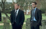 Inspector Barnaby – Inspector Barnaby (John Nettles, l.) und Sergeant Scott (John Hopkins, r.) ermitteln in rätselhaften, grausamen Mordfällen im Dorf Midsomer Parva.