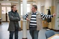 Alles Klara – Jonas (Jan Niklas Berg, l.) nimmt Tanzstunden bei Ollie (Christoph Hagen Dittmann, r.). Er hat auf einer Online-Dating-Plattform ein Rendezvous für einen Tango-Abend vereinbart.