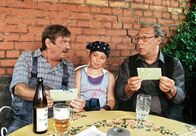 Das Traumpaar – Günther (Wolfgang Winkler, li.) und Erwin (Jaecki Schwarz) versuchen die Ehe der Eltern ihrer Enkelin Charlotte (Laura Borlein) zu retten.