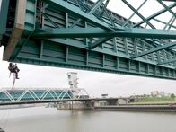 Profis am Limit – Wartungstechniker der an einer Brücke arbeitet