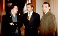 Kommissar Rex – Kommissar Richie Moser (Tobias Moretti, li.) und Ernst Stockinger (Karl Markovics, re.) haben Hubert Zauner (Bruno Eyron, mi.) festgenommen.