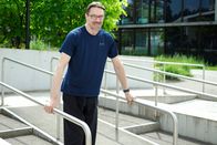 P.M. Wissen – Lars Berger vor der Universitätsklinik Balgrist in Zürich