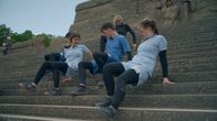 RUN4U – V.l.:) Paul, Marlene, Heike Drechsler, Niklas und Lena probieren Treppenläufe einmal auf andere Weise.