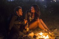 Take Down – Als sich die beiden Rich-Kids Kyle (Jeremy Sumpter, l.) und Amy (Phoebe Tonkin, r.) das erste Mal treffen, ahnen sie nicht, dass sie sich schon bald in einem Kampf um Leben und Tod wiederfinden werden ...