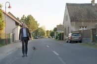 Village X – Der Fremde kommt ins Dorf: Jan-Henrik Maria Scheper-Stuke, ein Modemacher aus Berlin.