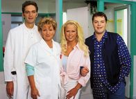 Nikola – v.li. Dr. Schmidt (Walter Sittler), Nikola (Mariele Millowitsch), Elke (Jenny Elvers) und Tim (Oliver Reinhard)