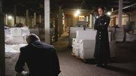 Elementary – Nachdem ein Teilnehmer einer Realityshow ermordet wurde, liegt es für Holmes (Jonny Lee Miller, l.) und Watson (Lucy Liu, r.) nahe einen anderen Teilnehmer zur verdächtigen. Haben sie damit die richtige Spur?