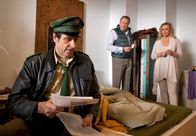 Hubert und Staller – Monika Boll (Marita Marschall) führt Girwidz (Michael Brandner, Mitte) und Staller (Helmfried von Lüttichau) in Gerbers Zimmer. Staller findet Kontoauszüge des Toten auf denen ersichtlich wird, dass dieser total pleite war.