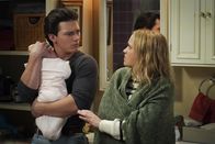 Young Sheldon – George Cooper sen. (Lance Barber, l.); Mandy McAllister (Emily Osment, r.)